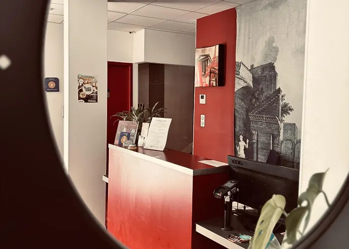 Hotel near College: Logis Hotel Saint Martin